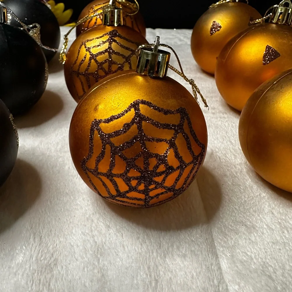 12 Halloween Plastic Decoration Balls/“It’s The Great Pumpkin Charlie Brown Book